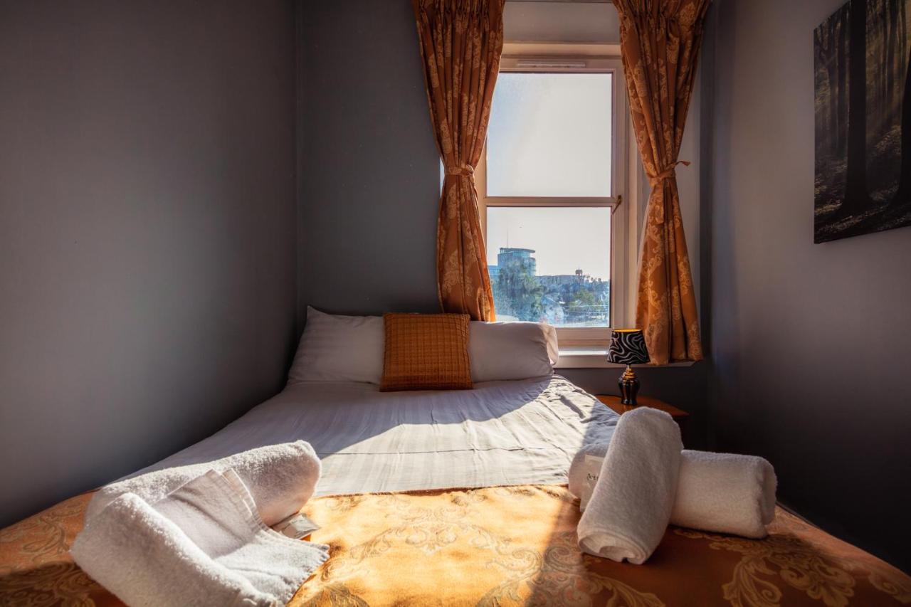 Old Town Apartments By The Castle Edinburgh Bagian luar foto